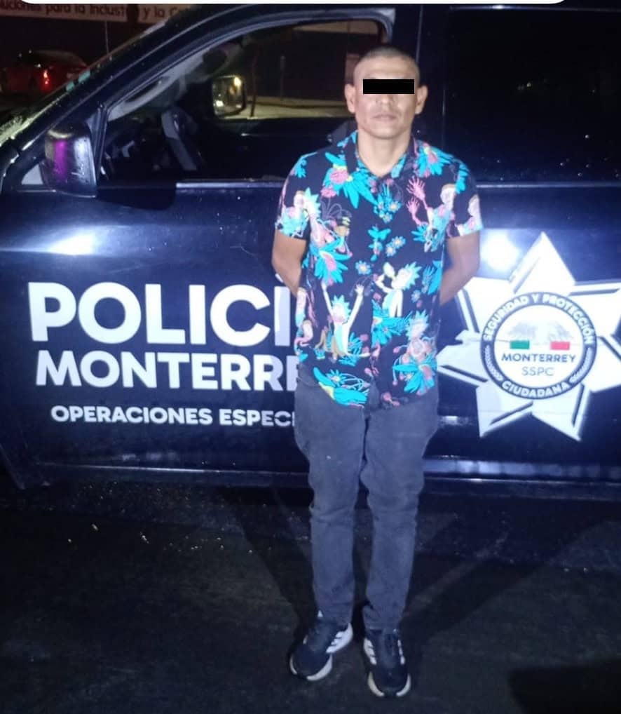 En diferentes hechos, cuatro hombres y una mujer fueron detenidos por oficiales de la Polic&iacute;a de Monterrey, les encontraron 104 envoltorios con hierba verde similar a la mariguana y una sustancia s&oacute;lida con las caracter&iacute;sticas de la droga cristal.