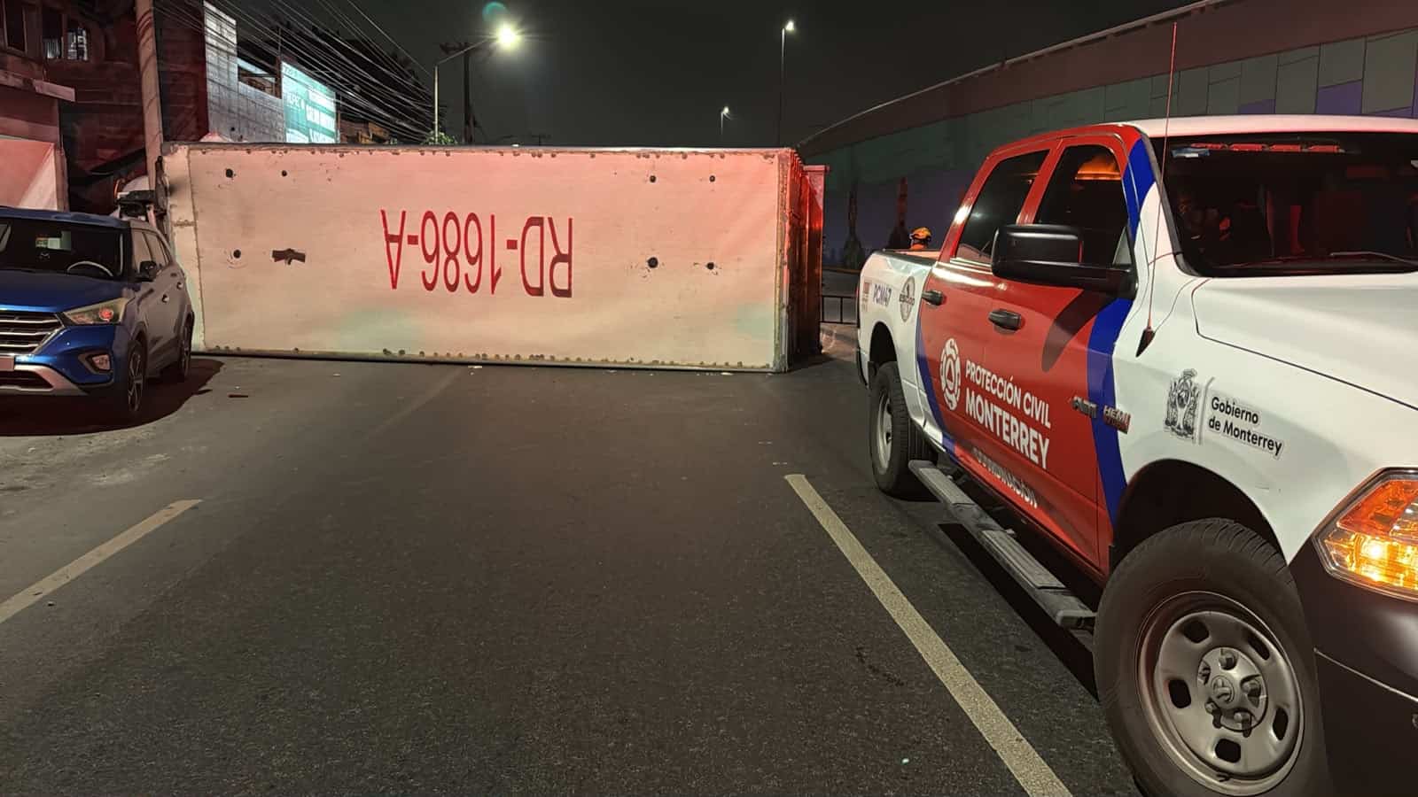 El aparente exceso de velocidad, hizo que el conductor de un cami&oacute;n de carga perdiera el control de su unidad y terminara volc&aacute;ndose, adem&aacute;s de impactar dos autos estacionados, en la Avenida Los &Aacute;ngeles, en San Nicol&aacute;s.