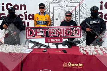 Detienen a motociclistas con armas y droga