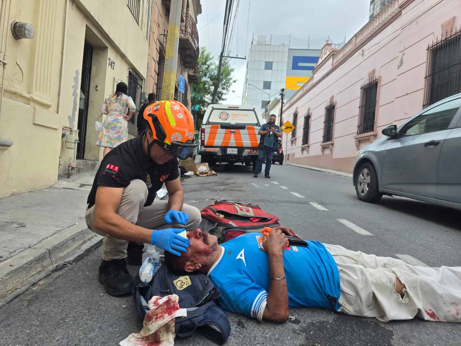 Con un golpe en la cabeza result&oacute; un adulto mayor luego de caer de su propia altura y golpearse la cabeza, ayer por la ma&ntilde;ana en el centro de la ciudad de Monterrey.