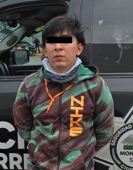 Al circular en una motocicleta utilizada en un robo y desde la cual grababa a mujeres para luego subir videos, un "influencer" fue arrestado por elementos de la Polic&iacute;a de Monterrey.