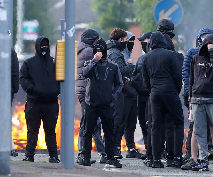 Estallan disturbios contra migrantes en Belfast