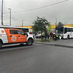 Se impacta cami&oacute;n contra &aacute;rboles y poste