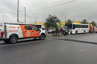 Se impacta camión contra árboles y poste Se impacta camión contra árboles y poste