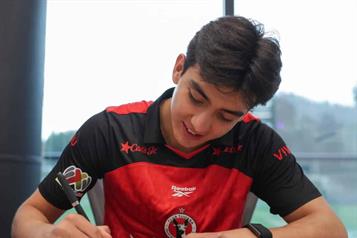 Firma Gil Mora extensi&oacute;n de contrato con Xolos