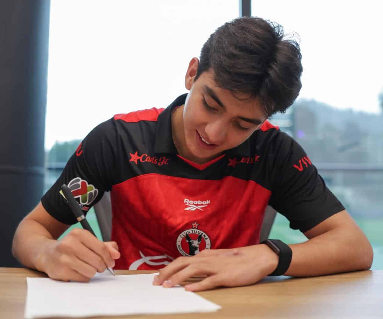 Firma Gil Mora extensión de contrato con Xolos Firma Gil Mora extensión de contrato con Xolos