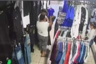 Buscan a ladrones de ropa