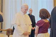 Latinoamericana alerta en el Vaticano sobre extractivismo de la IA