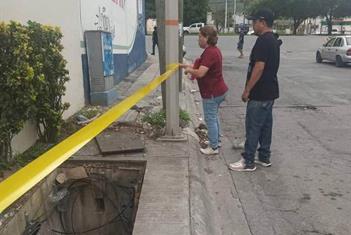Cae ni&ntilde;o a registro telef&oacute;nico