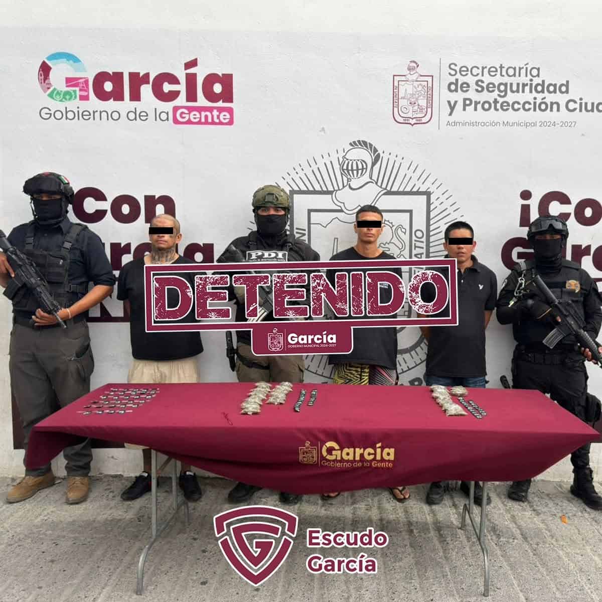 Cuatro presuntos integrantes de un grupo delictivo dedicados al robo de veh&iacute;culo, quienes portaban droga y un auto robado que chocaron tras una persecuci&oacute;n, fueron arrestados por elementos de la polic&iacute;a de Garc&iacute;a.