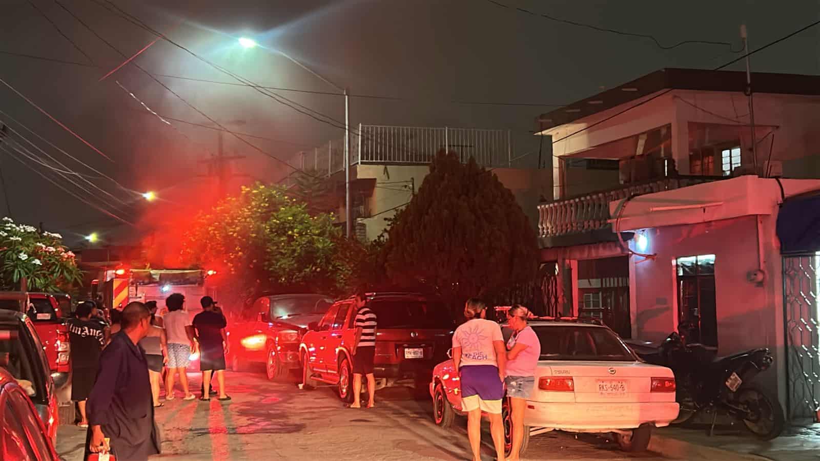 Tres personas con s&iacute;ntomas de intoxicaci&oacute;n, dej&oacute; un incendio registrado ayer en un domicilio de la Colonia Noria Norte, en el municipio de Apodaca, de donde fueron rescatadas.
