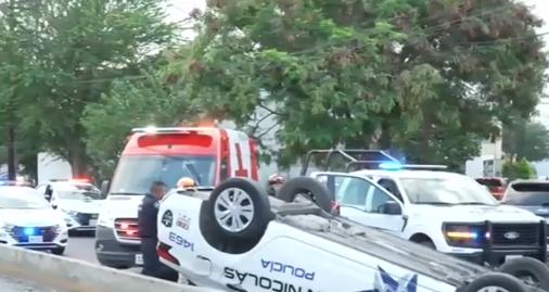 Dos elementos de la Polic&iacute;a de San Nicol&aacute;s resultaron lesionados tras volcar su patrulla tras una persecuci&oacute;n, esta ma&ntilde;ana en la Avenida Cordillera de los Andes, Colonia Paseo de los Andes.