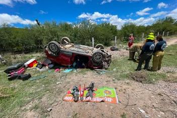 Mueren 2 mujeres en  volcadura