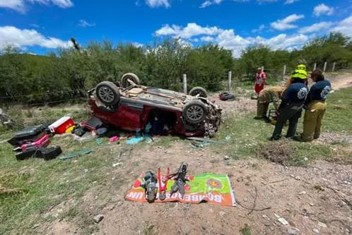 Mueren 2 mujeres en  volcadura