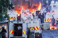 Segunda noche de violencia racista en Belfast tras ataque