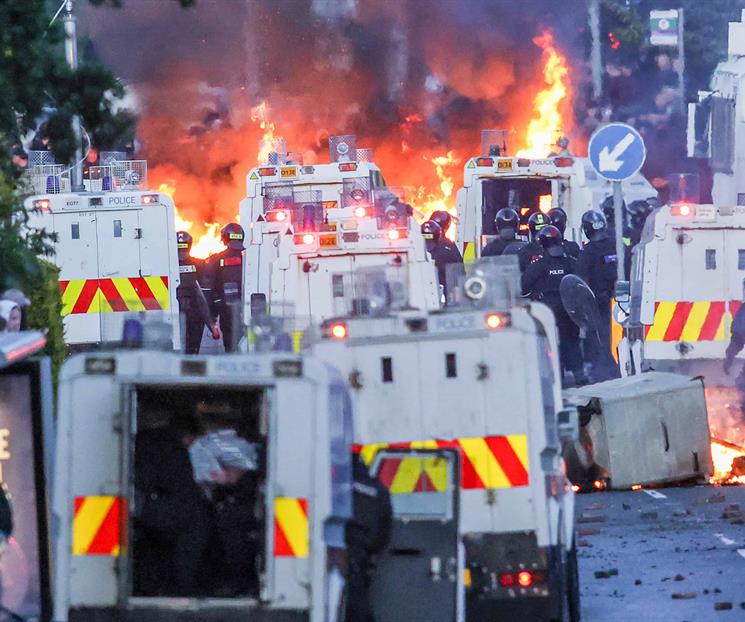 Segunda noche de violencia racista en Belfast tras ataque