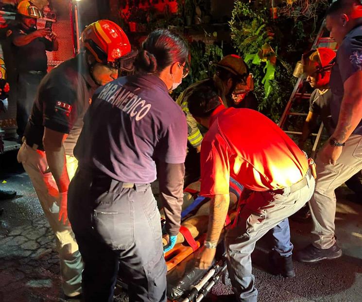 Deja incendio tres intoxicados Deja incendio tres intoxicados