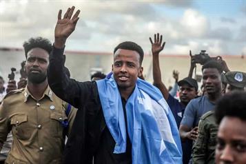 Reciben como héroe a árbitro Somalí; Canadá lo pide