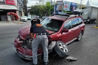 Resultan dos heridos en choque