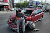 Resultan dos heridos en choque