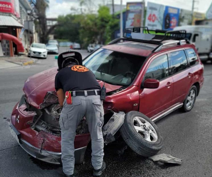 Resultan dos heridos en choque
