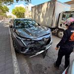 Intenta ganarle el paso al ferrocarril