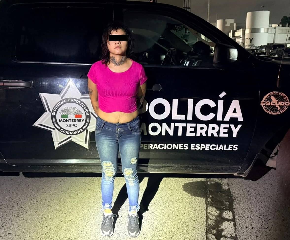 Una joven fue detenida por oficiales de la Polic&iacute;a de Monterrey, portaba 20 envoltorios con sustancias con las caracter&iacute;sticas de las drogas tipo cristal y coca&iacute;na en polvo, en la colonia Industrial.