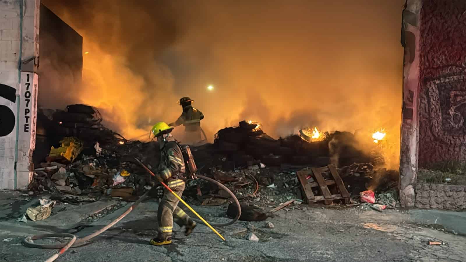 El incendio de un terreno bald&iacute;o en el cruce de las avenidas Bernardo Reyes y Fidel Vel&aacute;zquez, moviliz&oacute; a las autoridades la madrugada de ayer, al norte del municipio de Monterrey.