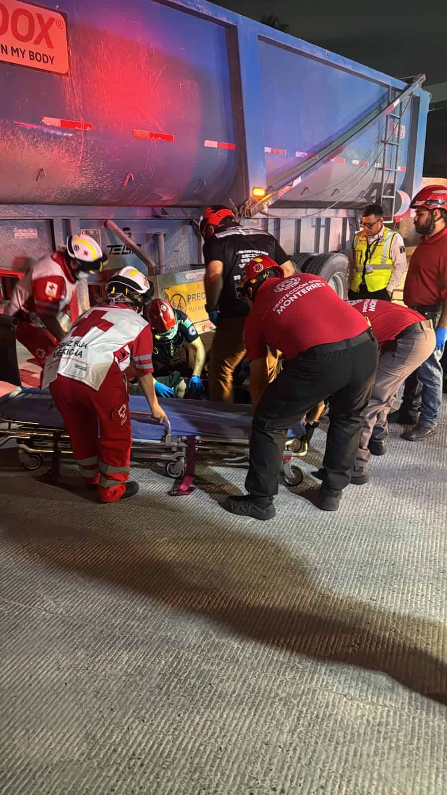 El conductor de una motocicleta result&oacute; lesionado luego de ser chocado por un tr&aacute;iler, en la Colonia Cementos, municipio de Monterrey.