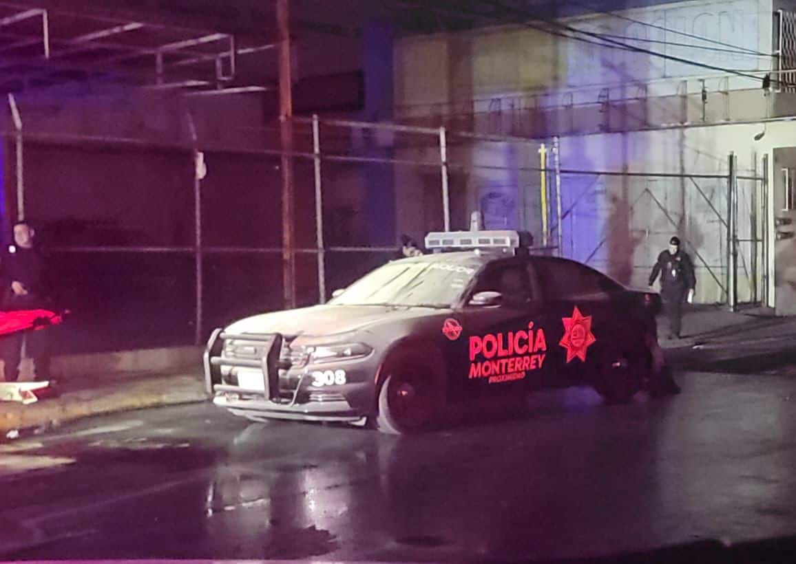 Una patrulla de la Polic&iacute;a de Monterrey se incendi&oacute; la madrugada de ayer en el centro de Monterrey, sin que se reportaran lesionados.