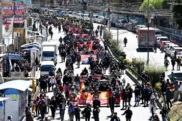 Manifestantes chocan con polic&iacute;as en protesta contra el gobierno