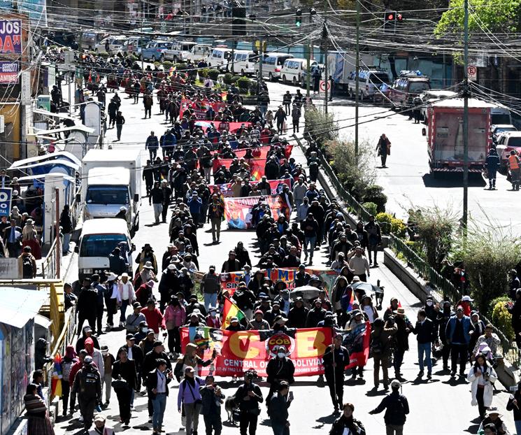 Manifestantes chocan con polic&iacute;as en protesta contra el gobierno