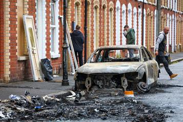 Londres condena disturbios en Belfast