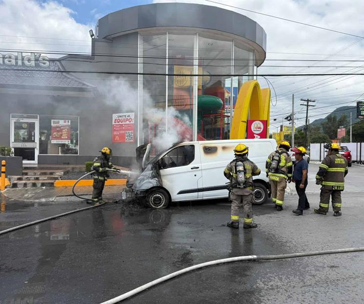 Arde camioneta al sur de Monterrey Arde camioneta al sur de Monterrey