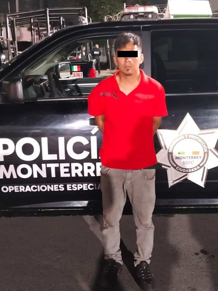 En el momento en que empujaba una motocicleta con reporte de robo, un hombre fue detenido por elementos de la Polic&iacute;a de Monterrey, en la Colonia Industrial.