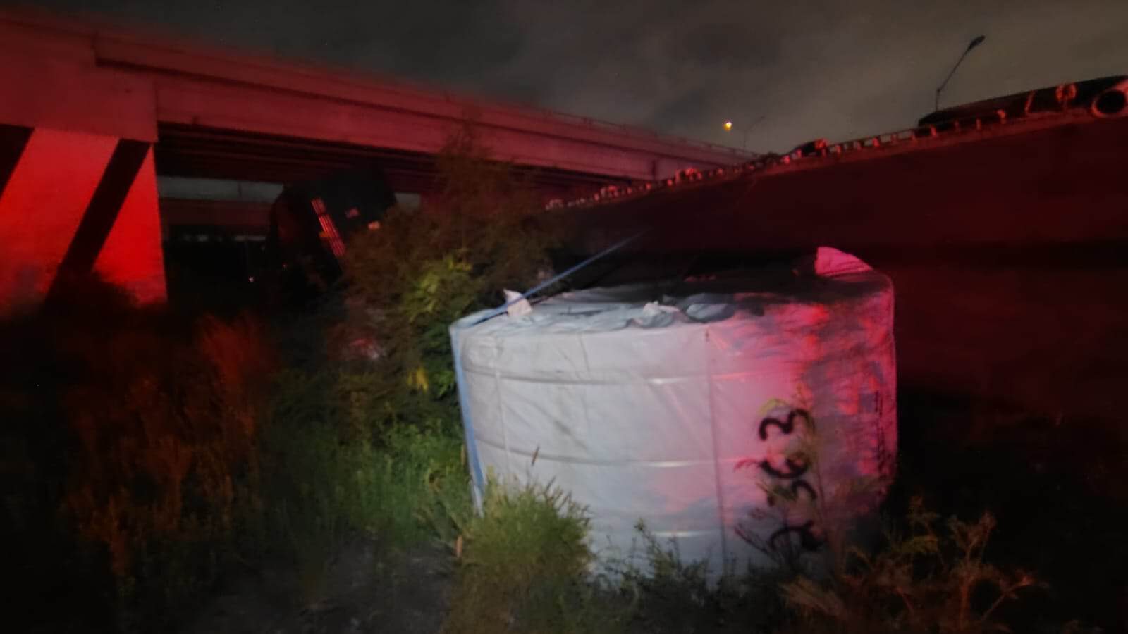 Un tr&aacute;iler de plataforma que transportaba dos rollos de acero, volc&oacute; la madrugada de ayer en el municipio de Garc&iacute;a.