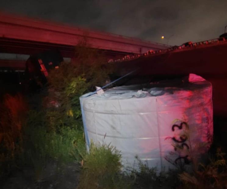 Vuelca tr&aacute;iler con rollos de acero