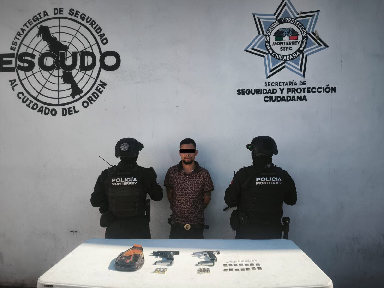 En posesi&oacute;n de 25 bolsas con una sustancia similar a la droga cristal, dos armas de fuego calibre .9 mil&iacute;metros, un par de cargadores y 32 cartuchos h&aacute;biles, un joven fue detenido por oficiales de la Polic&iacute;a de Monterrey, en la Colonia Garza Nieto.