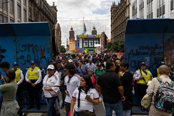 Mantienen vallas en Fan Fest en Zócalo de la CDMX Mantienen vallas en Fan Fest en Zócalo de la CDMX