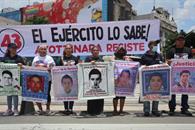 Acusan bloqueos padres de los 43 normalistas Acusan bloqueos padres de los 43 normalistas