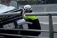 Impacta camioneta contra estructura de acero
