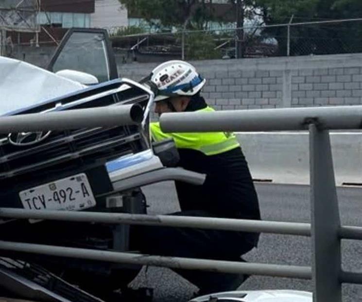 Impacta camioneta contra estructura de acero Impacta camioneta contra estructura de acero