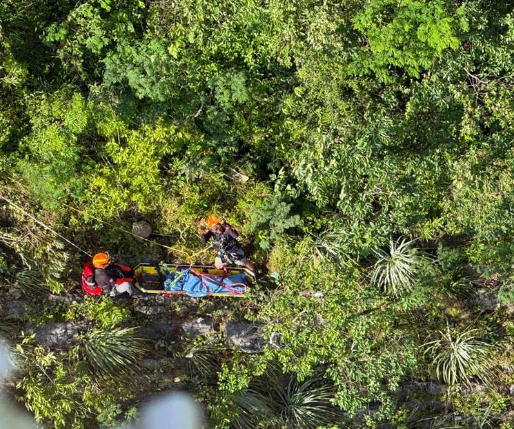 Muere pareja que cae a barranco Muere pareja que cae a barranco