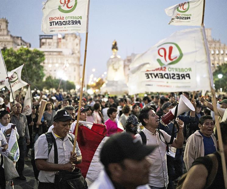 Partidarios de candidato Sánchez se manifiestan en Perú Partidarios de candidato Sánchez se manifiestan en Perú
