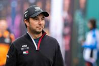 Gana Lewis en Barcelona y Checo queda 14