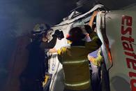 Tras choque, unidad de mensajer&iacute;a termina en R&iacute;o Santa Catarina