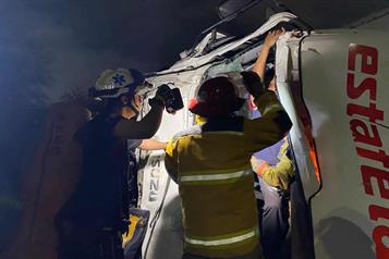 Tras choque, unidad de mensajer&iacute;a termina en R&iacute;o Santa Catarina
