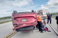 Vuelca camioneta tras estallar neum&aacute;tico