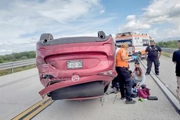 Vuelca camioneta tras estallar neum&aacute;tico