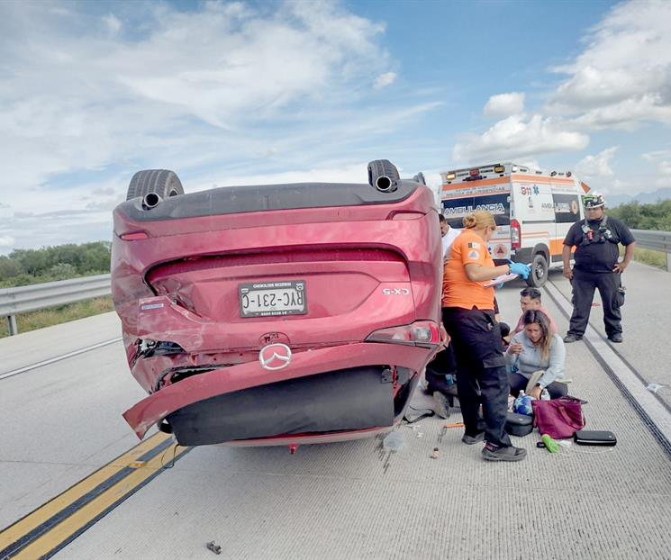 Vuelca camioneta tras estallar neum&aacute;tico